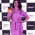 Prachi Deasi Instagram - Woah! Bowled over by the looks of the new #GalaxyC9Pro. Bang on trendy!! #BeFearless