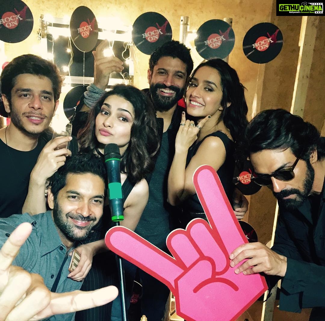Prachi Deasi Instagram - With the coolest bunch, having the maddest time!!! #allaboutlastnight #RockOn2 #ReliveTheMagik π€π»π€πΈπΉππ―β€οΈ @faroutakhtar @purab_kohli @rampal72 @shraddhakapoor @shashanksunnyarora @bootshujaat