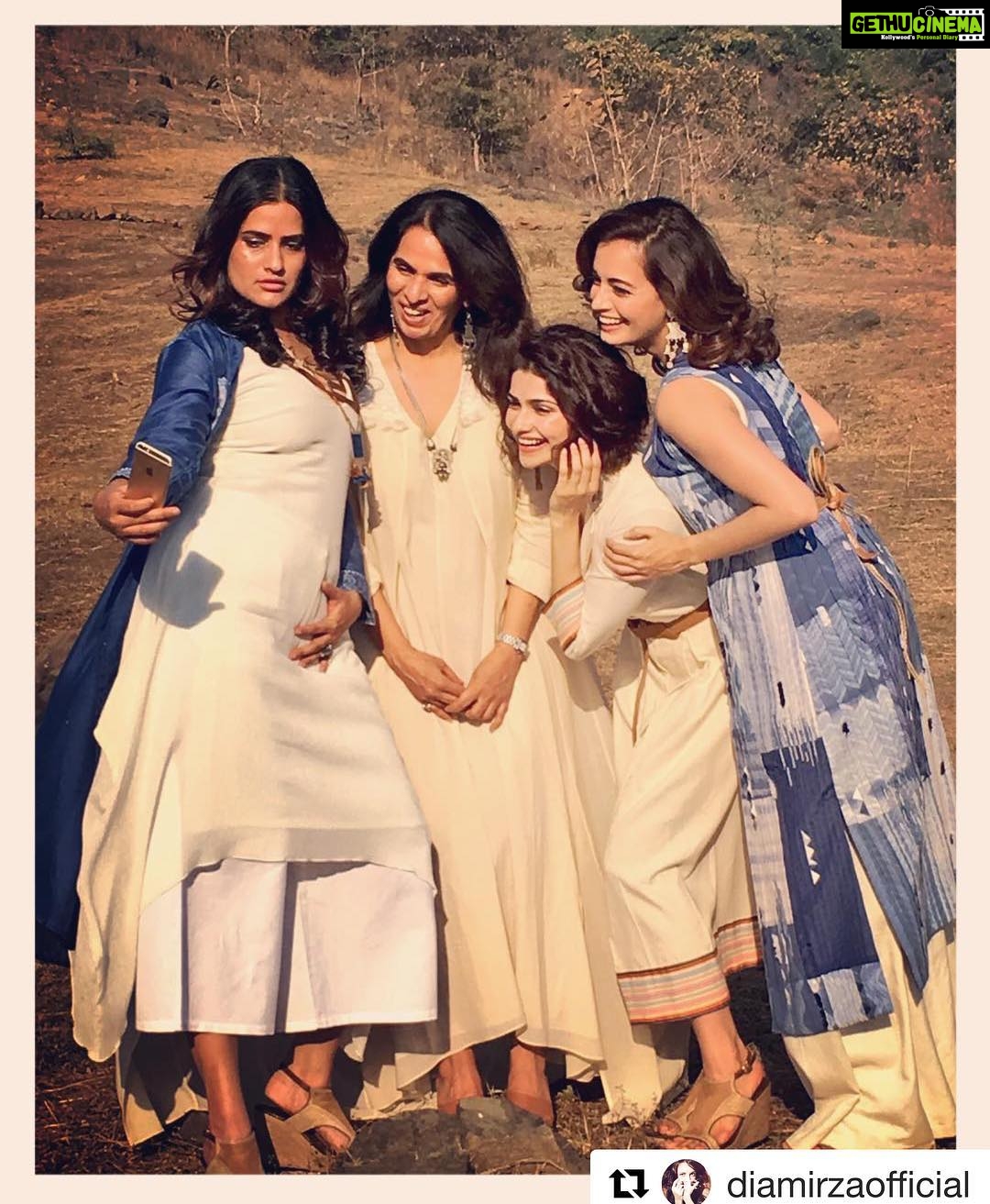 Prachi Deasi Instagram - #Repost @diamirzaofficial with @repostapp ・・・ Having fun playing muse to @anitadongregrassroot for @vogueindia trying to work a selfie with @sonamahapatra and @prachidesai ❤️ check the real feature out in the Vogue India July issue. #Craftsmanship #IndianCraftHeritage #NatureLove #bts