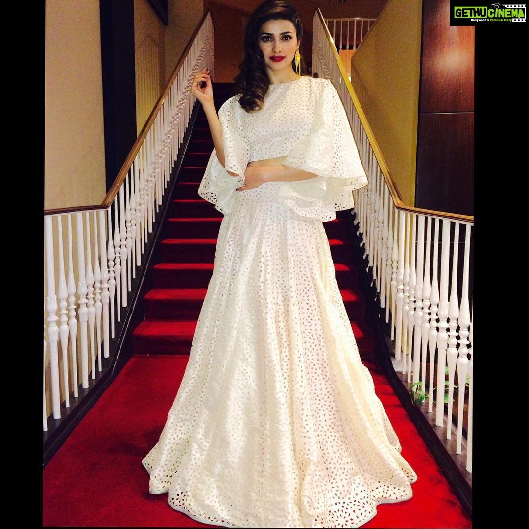 Prachi Deasi Instagram - Playing dress up! #iwillpose #redcarpet #awardsnight Outfit - @sonammodi @svacouture Accessories - @shreyajuneja #dressup #white #outfit ❤ #awardnight #redlips #whitedress #flair #flareskirt #awards #flare #award #sideswepthair NJ Convention & Expo Center