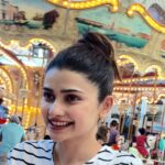 Prachi Deasi Instagram – Bright lights, games & Funfair 🎉🎠
This makes me never wanna grow up! 👧👯 #carousel #merrygoround #funfair #fun #lights #horses #funtimes #game #happiness #light #games #horse #happy #nomakeup #nofilter