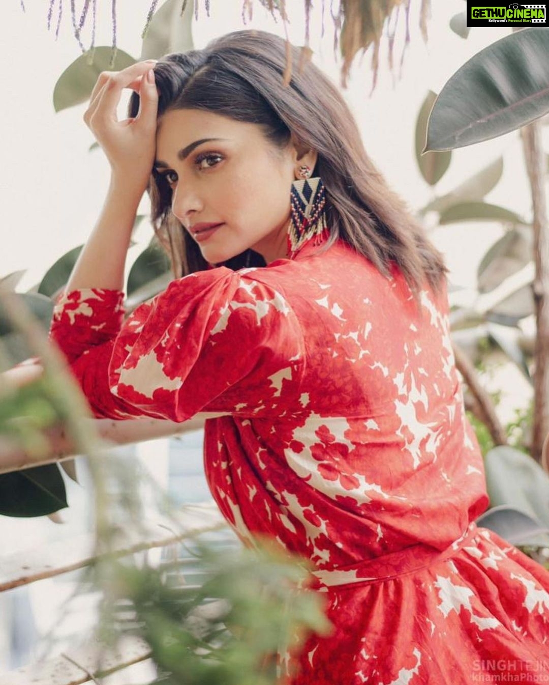 Prachi Deasi Instagram - 🥀 In love with my outfit @reik_clothing & jewellery @deepagurnani 🥀 🎄 🪄 Magic by 👗 @devs213 🪄 Magic captured by 📸 @khamkhaphotoartist 💃🏻 @reik_clothing ✨ @deepagurnani 💄 @makeupbymahekbhatt 🧝🏼♀️ @hairstorybyreshma 💁🏻♀️ @krutikaa_sharma 💁🏻♀️ @akanshamaheshwari_01 🤍