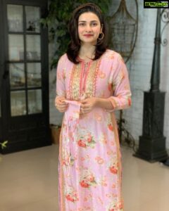 Prachi Deasi Instagram - Perhaps it’s a good hair day 😬 Perhaps ‘tis enough reason this season to simply dress up in beautiful #Florals 🌈🌸🌷 my forever favourite 💕 Anybody else obsessed with floral designs? 😀🤔