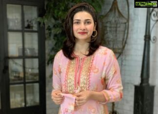 Prachi Deasi Instagram - Perhaps it’s a good hair day 😬 Perhaps ‘tis enough reason this season to simply dress up in beautiful #Florals 🌈🌸🌷 my forever favourite 💕 Anybody else obsessed with floral designs? 😀🤔