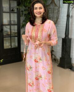 Prachi Desai Instagram - Perhaps it’s a good hair day 😬 
Perhaps ‘tis enough reason this season to simply dress up in beautiful #Florals 🌈🌸🌷 my forever favourite 💕 
Anybody else obsessed with floral designs? 😀🤔