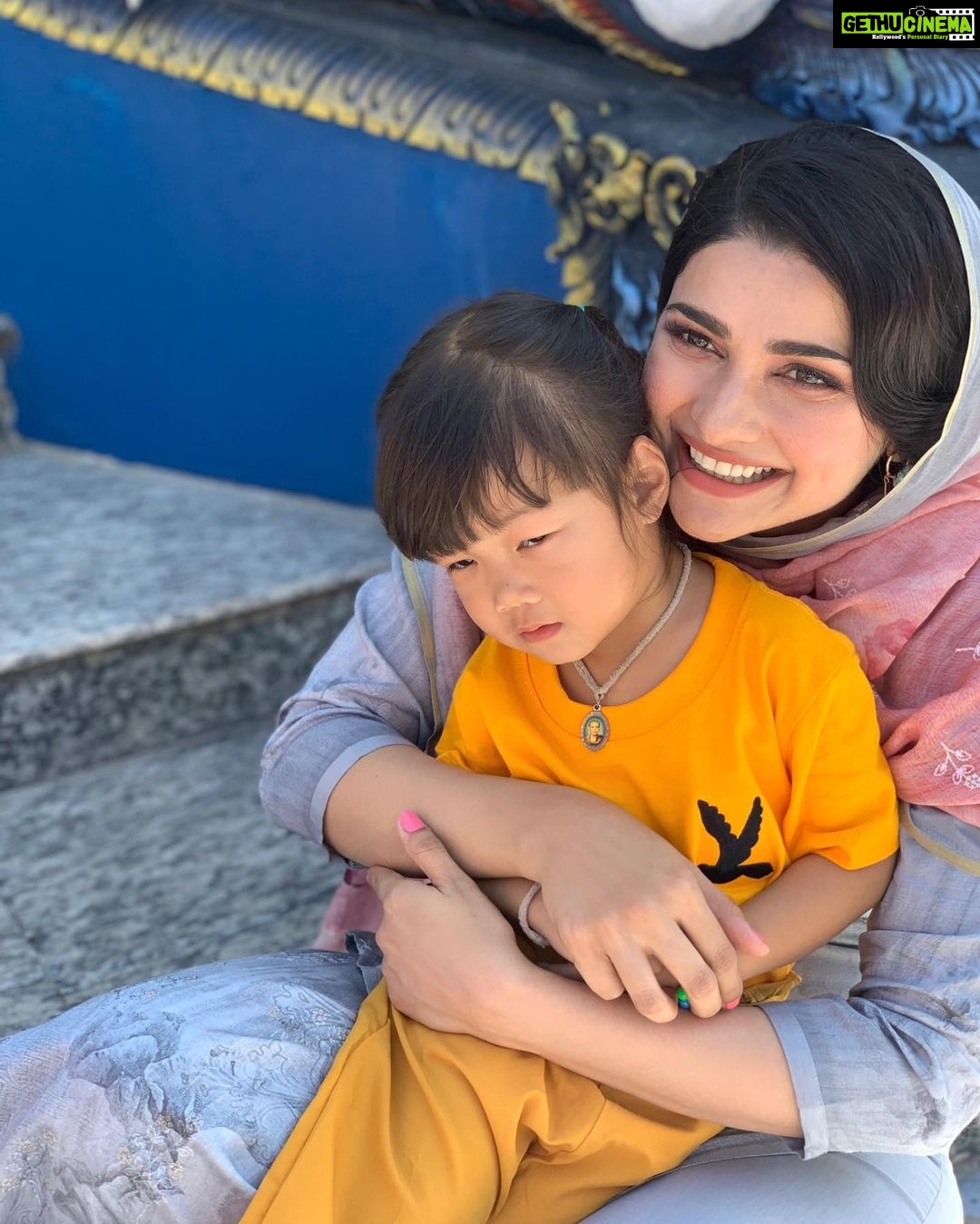 Prachi Deasi Instagram - When I met the cutest visitor at The Blue Dragon Temple 🏯🐉🐲💙🌟 #Thailand Of course only one of us looks happy posing for pictures 😁 @makeupbymahekkbhutt @narenballarphotography @hairstorybyreshma Wat Banden Blue Temple