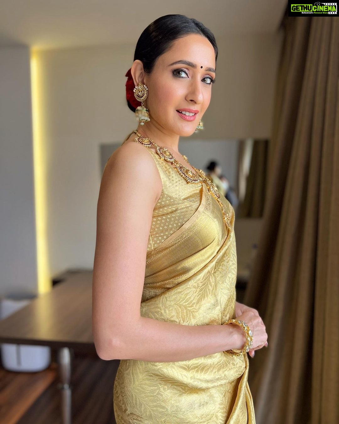 Pragya Jaiswal Instagram - Drippin in Gold ✨✨ (Quite literally 😉) This saree was actually made out of 4 carat gold 😮🤩 For the opening of @mugdhaartstudio yesterday : Saree @mugdhaartstudio @sashivangapalli Jewellery @pinakijewellers Styling @sashivangapalli Make up @makeupbymadhushreeganapathy Hair @rajesh_chinchili Assistant @mahesh_anapagaddi #ShotoniPhone13Pro