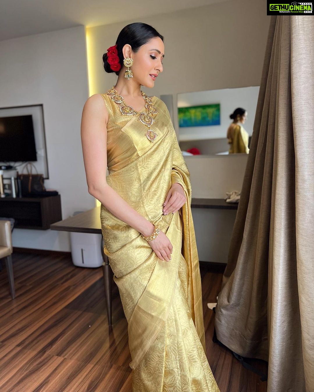 Pragya Jaiswal Instagram - Drippin in Gold ✨✨ (Quite literally 😉) This saree was actually made out of 4 carat gold 😮🤩 For the opening of @mugdhaartstudio yesterday : Saree @mugdhaartstudio @sashivangapalli Jewellery @pinakijewellers Styling @sashivangapalli Make up @makeupbymadhushreeganapathy Hair @rajesh_chinchili Assistant @mahesh_anapagaddi #ShotoniPhone13Pro