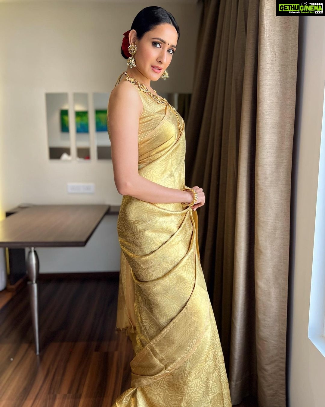 Pragya Jaiswal Instagram - Drippin in Gold ✨✨ (Quite literally 😉) This saree was actually made out of 4 carat gold 😮🤩 For the opening of @mugdhaartstudio yesterday : Saree @mugdhaartstudio @sashivangapalli Jewellery @pinakijewellers Styling @sashivangapalli Make up @makeupbymadhushreeganapathy Hair @rajesh_chinchili Assistant @mahesh_anapagaddi #ShotoniPhone13Pro