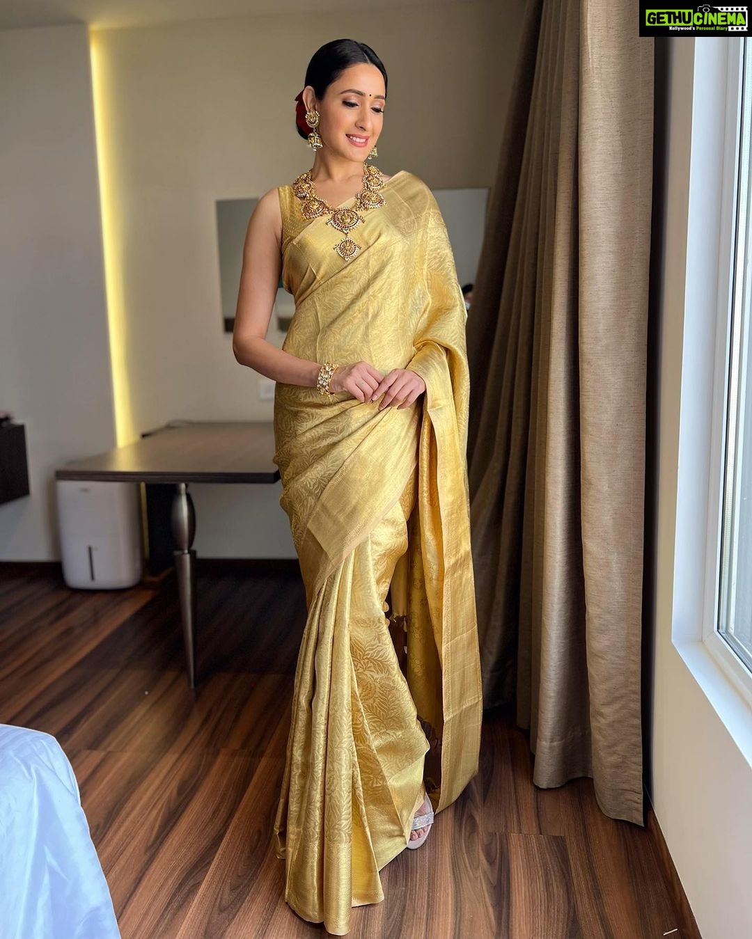 Pragya Jaiswal Instagram - Drippin in Gold ✨✨ (Quite literally 😉) This saree was actually made out of 4 carat gold 😮🤩 For the opening of @mugdhaartstudio yesterday : Saree @mugdhaartstudio @sashivangapalli Jewellery @pinakijewellers Styling @sashivangapalli Make up @makeupbymadhushreeganapathy Hair @rajesh_chinchili Assistant @mahesh_anapagaddi #ShotoniPhone13Pro