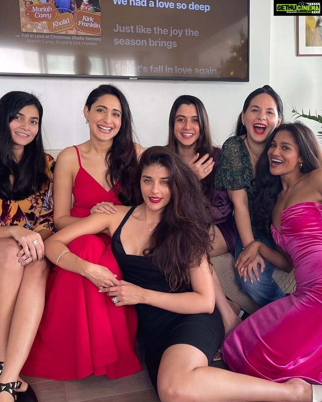 Pragya Jaiswal Instagram - The most epic ‘Christmas with The Kanungos !!’..Thank you for making this Christmas lunch the most delicious, fun & memorable AND for being the best hosts ever @carlaruthdennis & @arjunkanungo 🤩❤️ Love you my darling Carla & may this tradition go on 🥂💫