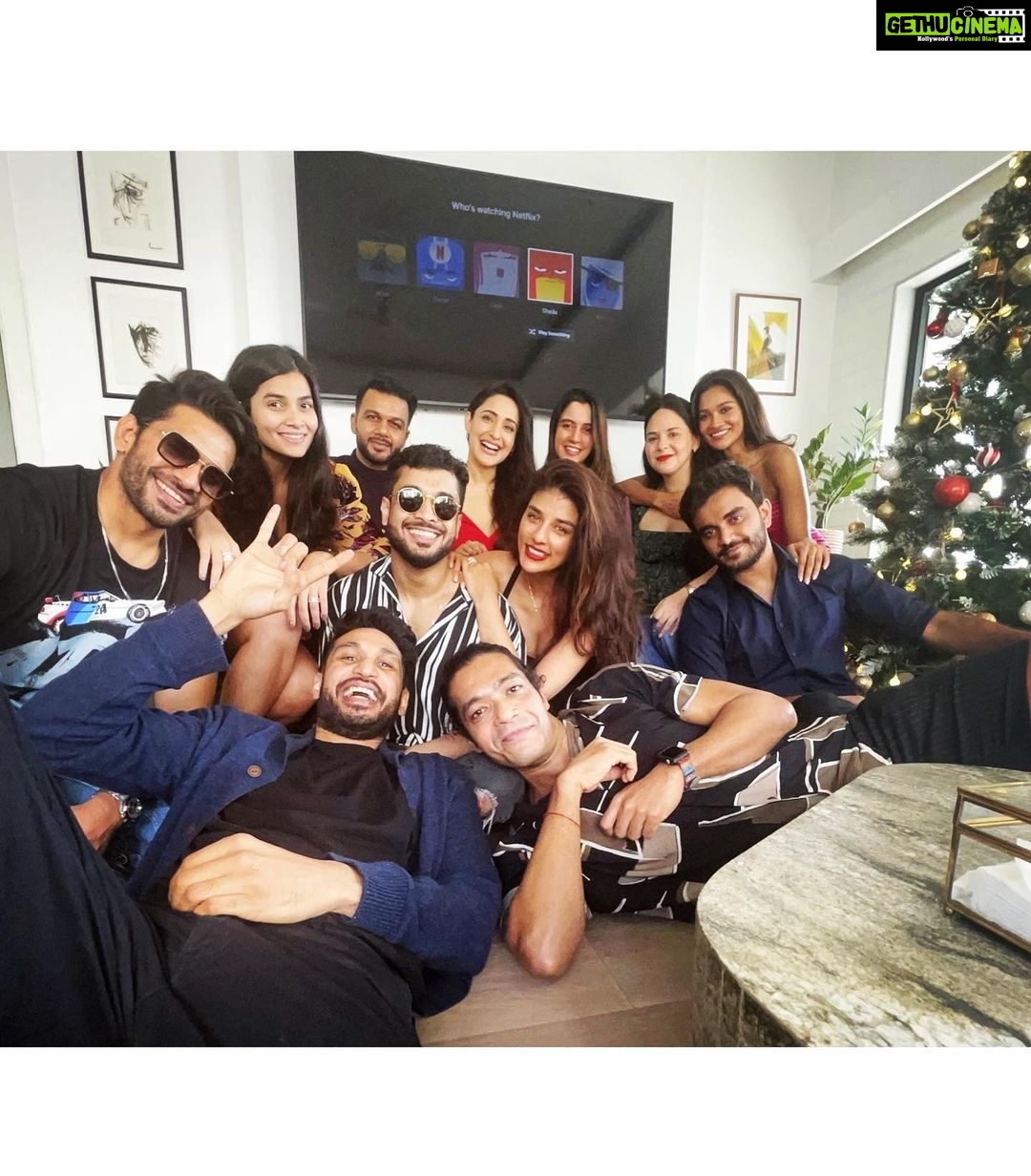 Pragya Jaiswal Instagram - The most epic ‘Christmas with The Kanungos !!’..Thank you for making this Christmas lunch the most delicious, fun & memorable AND for being the best hosts ever @carlaruthdennis & @arjunkanungo 🤩❤️ Love you my darling Carla & may this tradition go on 🥂💫