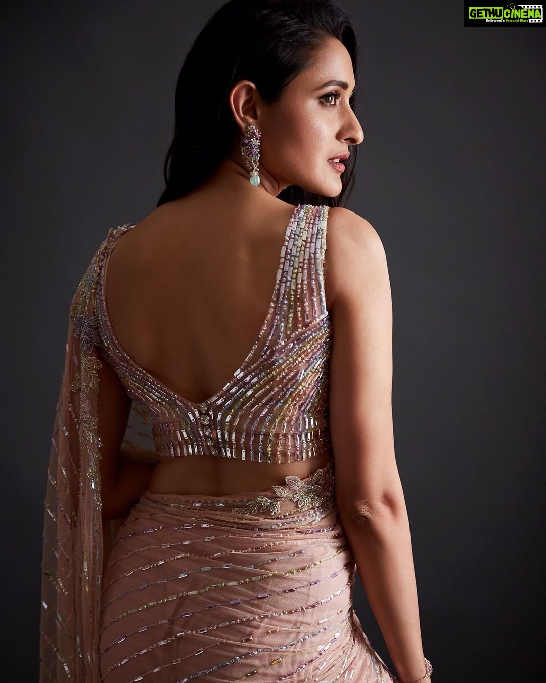 Pragya Jaiswal Instagram - Throwing sass around like confetti 🎊 For Unstoppable with NBK : Saree @kreshabajajofficial Jewlry @akoyajewels Stylist @neeraja.kona Asst Stylist @manogna_gollapudi Make up @makeupbymadhushreeganapathy Hair @rajesh_chinchili Photographer @venurasuri