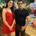 Pragya Jaiswal Instagram - Happy happy birthday to the kindest & most incredible human I’ve ever met @beingsalmankhan..May ur light shine brighter with each passing day..You inspire me everyday ♥️✨💫