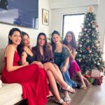 Pragya Jaiswal Instagram - The most epic ‘Christmas with The Kanungos !!’..Thank you for making this Christmas lunch the most delicious, fun & memorable AND for being the best hosts ever @carlaruthdennis & @arjunkanungo 🤩❤️ Love you my darling Carla & may this tradition go on 🥂💫