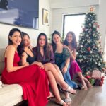 Pragya Jaiswal Instagram – The most epic ‘Christmas with The Kanungos !!’..Thank you for making this Christmas lunch the most delicious, fun & memorable AND for being the best hosts ever @carlaruthdennis & @arjunkanungo 🤩❤️ 
Love you my darling Carla & may this tradition go on 🥂💫