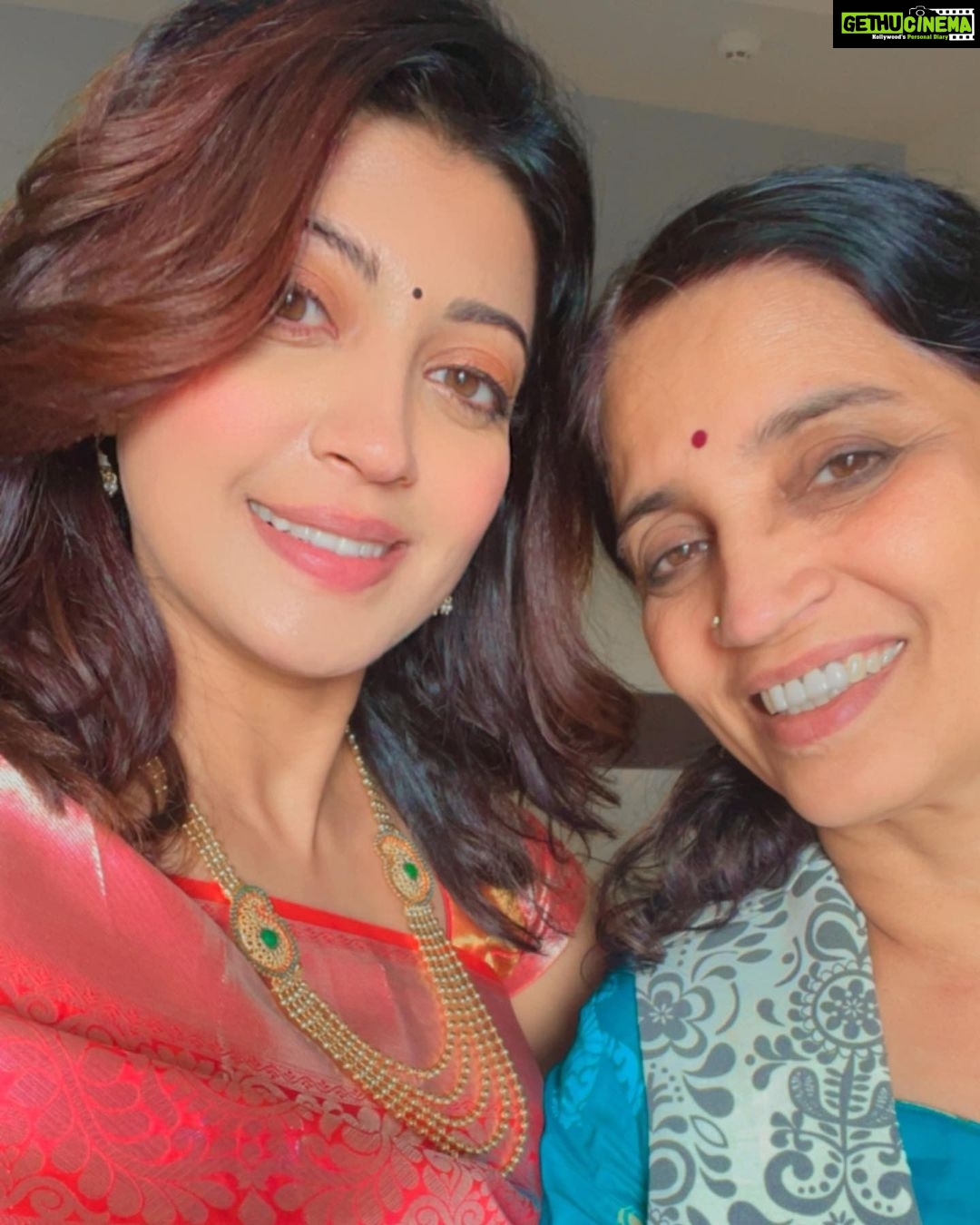 Pranitha Subhash Instagram - ನಿಮಗೂ ಹಾಗೂ ನಿಮ್ಮ ಕುಟುಂಬದವರಿಗೂ ಸಂಕ್ರಾಂತಿ ಹಬ್ಬದ ಹಾರ್ದಿಕ ಶುಭಾಶಯಗಳು🤗