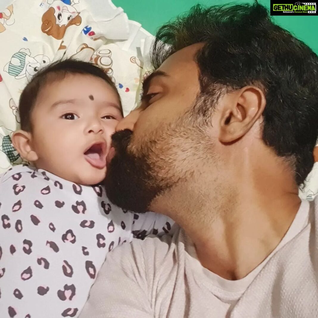 Prasanna Instagram - தோளுல தவழுற தாயே,
என் தேனு முட்டாயே!
மார்கழி மாசத்து மழையே,
என் சிரிக்கும் மத்தாப்பே!
வீட்டுல வளருற நிலவே,
என் செல்ல பொன்வண்டே!
வெல்ல கட்டி முத்தமே,
என் உசுரு மொத்தமே!
சாமியே செஞ்ச தவமே!மகளே!
நீ வாழு நூறு யுகமே❤❤
#HappyBirthdayAadyanthaa
#Aadyanthaa Chennai, India Prasanna Instagram - தோளுல தவழுற தாயே, என் தேனு முட்டாயே! மார்கழி மாசத்து மழையே, என் சிரிக்கும் மத்தாப்பே! வீட்டுல வளருற நிலவே, என் செல்ல பொன்வண்டே! வெல்ல கட்டி முத்தமே, என் உசுரு மொத்தமே! சாமியே செஞ்ச தவமே!மகளே! நீ வாழு நூறு யுகமே❤❤ #HappyBirthdayAadyanthaa #Aadyanthaa Chennai, India