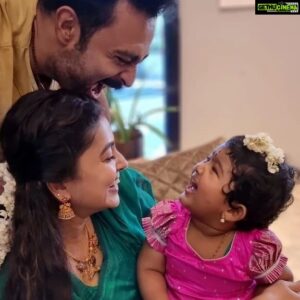 Prasanna Instagram - தோளுல தவழுற தாயே,
என் தேனு முட்டாயே! 
மார்கழி மாசத்து மழையே,
என் சிரிக்கும் மத்தாப்பே!
வீட்டுல வளருற நிலவே, 
என் செல்ல பொன்வண்டே! 
வெல்ல கட்டி முத்தமே,
என் உசுரு மொத்தமே!
சாமியே செஞ்ச தவமே!மகளே! 
நீ வாழு நூறு யுகமே❤❤
#HappyBirthdayAadyanthaa
#Aadyanthaa