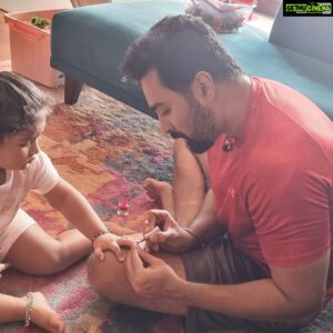 Prasanna Instagram - தோளுல தவழுற தாயே,
என் தேனு முட்டாயே! 
மார்கழி மாசத்து மழையே,
என் சிரிக்கும் மத்தாப்பே!
வீட்டுல வளருற நிலவே, 
என் செல்ல பொன்வண்டே! 
வெல்ல கட்டி முத்தமே,
என் உசுரு மொத்தமே!
சாமியே செஞ்ச தவமே!மகளே! 
நீ வாழு நூறு யுகமே❤❤
#HappyBirthdayAadyanthaa
#Aadyanthaa