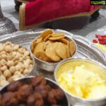 Prasanna Instagram - பிழைக்கும் வழிசொல்ல வேண்டுமென் றாலொரு பேச்சினிலே சொல்லுவான்; உழைக்கும் வழி வினையாளும் வழிபயன் உண்ணும் வழியுரைப் பான்;அழைக்கும் பொழுதினிற் போக்குச் சொல்லாமல் அரைநொடிக்குள்வருவான்; மழைக்குக் குடை, பசிநேரத்து உணவென்றன் வாழ்வினுக்கு எங்கள் கண்ணன். #பாரதி #கண்ணன்என்குழந்தை #HappyKrishnaJayathi #யாவரும்நலம்பெறணும் @realactress_sneha