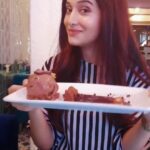 Preetika Rao Instagram – Tap to watch : The super unique Mexican Bun Icecream only at my Fav haunt @outofthebluebombay by @thebluegourmetindia

What do you do when your are served two ice creams … ?? 🤔

Chocolate Hazelnut and the unique Mexican coffee bun with ice-cream!!! 

Which one would you pic ??? 🤔

#outofthebluebombay #mumbai #mumbairestaurants #mumbaifood #mumbaifoodbloggers #mexicanbunicecream #icecream #uniqueicecream #gourmetchocolates #gourmetartistry #icecreamlover #icecreamsandwich #xmassweets #jugnuchallenge Out Of The Blue