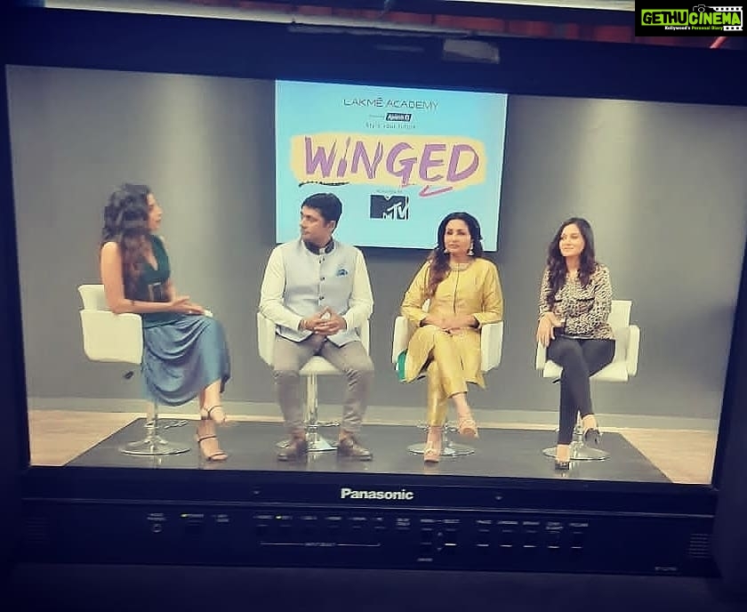 Preetika Rao Instagram - #BTS -@mtvindia @lakmeindia Catch me Judge this Super Reality show with my esteemed co-judges the CEO of Lakme Lever Mr Pushkaraj Shenai and Lakme National Creative Head Anupama Katyal on MTV ( Friday 8pm} .......... On @lakme.academy presents WINGED powered by MTV .. A show dedicated to finding India's number 1 Hair and Makeup Superstar #realityshow #judge #bts π¬ππ Mtv Studio