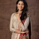 Priya Bhavani Shankar Instagram - ‘Prospective grooms are welcome’ pose😛 That default matrimony template picture by @kiransaphotography ☺️ Wearing @merasalofficial 🤗 stays lucky for me as always! HMU @viji_sharath ❤️ Earrings @mspinkpantherjewel