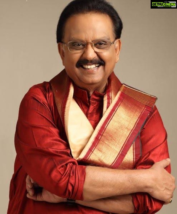 Priya Bhavani Shankar Instagram - SPB அவர்கள் இல்லாத உலகம்! ஒரு நூற்றாண்டின் குரல் ஒய்ந்திருக்கிறது. எத்தனை நட்சத்திரங்களை உருவாக்கிய குரல். எத்தனைப் பேரை ஆட வைத்த, சிரிக்க வைத்த, காதலிக்க வைத்த, அழ வைத்த குரல்! காற்று இருக்கும் வரை கேட்க இருக்கும் குரல். ‘இந்த தேகம் மறைந்தாலும் இசையாய் மலர்வேன்’ என்ற குரல்.