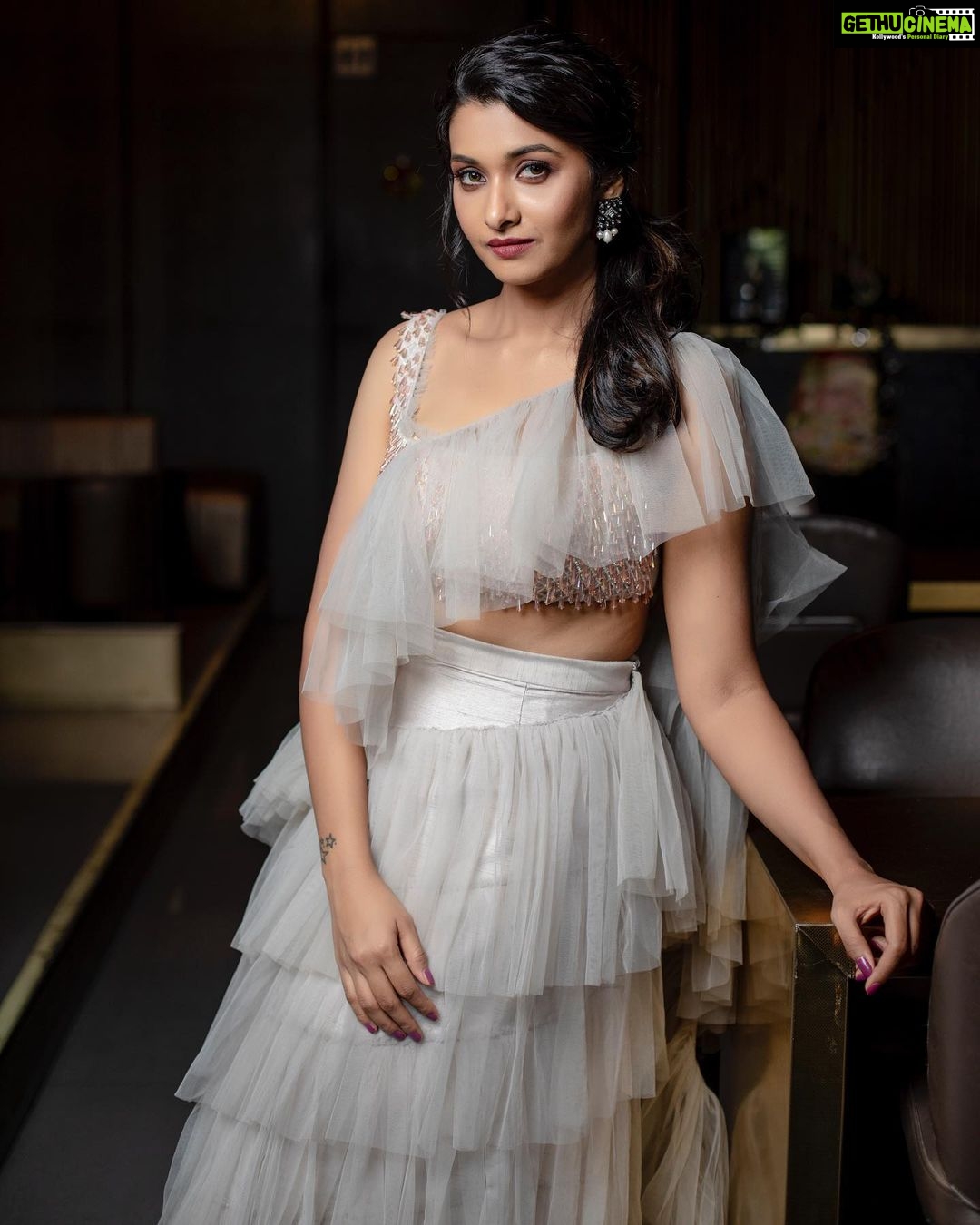Priya Bhavani Shankar Instagram - ‘அங்கு என்ன தெரிகிறது?’ moment 😛 Stylist - @gegonian by @anushaa13 Assistant stylist - @_ilakzz_ Outfit - @krupa_jain Accessories - @rimliboutique Makeup - @salomirdiamond Hairstylist - @pui_c_ammy Photographer - @kiransaphotography Location - @designhotelchennai