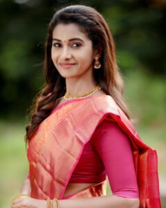 Priya Bhavani Shankar Instagram - அம்மாவுடைய fav matrimonial pose-டன் அனைவருக்கும் தீபாவளி வாழ்த்துகள் 🤗

This pure gold Arni pattu from @shadhan_creations is handwoven 
by the weavers from Arni and they sent across this handwoven beauty with so much love and light for this festival 😊 thanks guys❤️