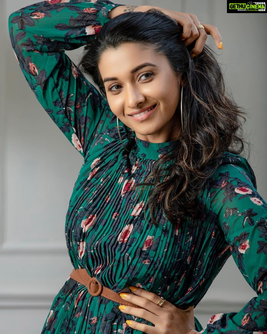 Priya Bhavani Shankar Instagram - The shoot where you don’t stop laughing only 😄 love you guys ❤️🤗 Styled by @anushaa13 HMU @viji_sharath PC @kiransaphotography