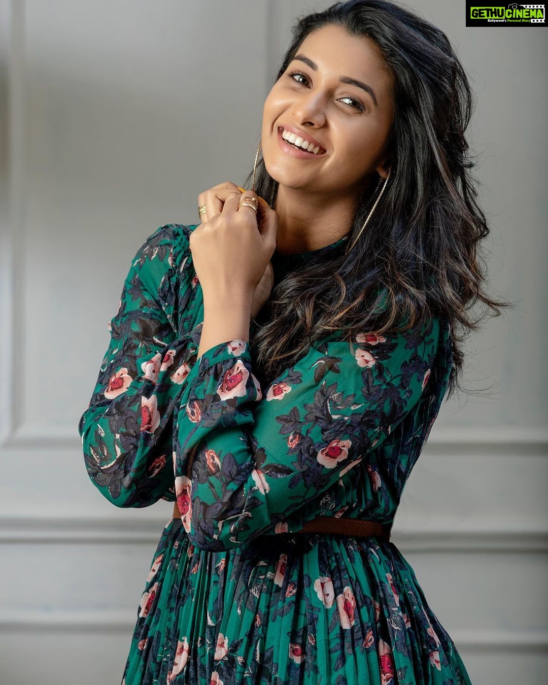 Priya Bhavani Shankar Instagram - The shoot where you don’t stop laughing only 😄 love you guys ❤️🤗 Styled by @anushaa13 HMU @viji_sharath PC @kiransaphotography