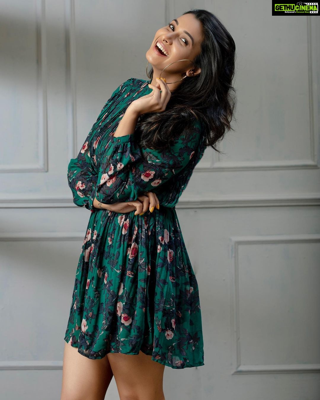 Priya Bhavani Shankar Instagram - The shoot where you don’t stop laughing only 😄 love you guys ❤️🤗 Styled by @anushaa13 HMU @viji_sharath PC @kiransaphotography
