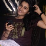 Priya Bhavani Shankar Instagram - Midweek night in sequence 1) deciding with guilt 😌 2) waiting 😶 3) how calories look like 🤩 4) how calories taste like 😋 5) once In a while it’s ok ☺️