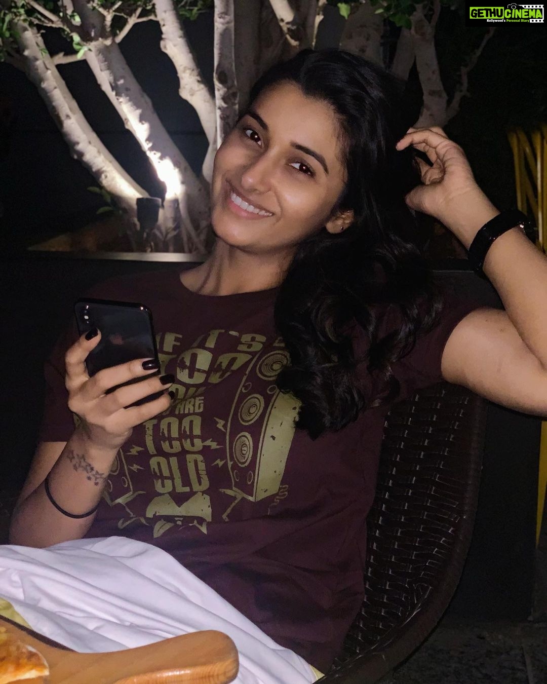 Priya Bhavani Shankar Instagram - Midweek night in sequence 1) deciding with guilt ๐ 2) waiting ๐ถ 3) how calories look like ๐คฉ 4) how calories taste like ๐ 5) once In a while itโs ok โบ๏ธ