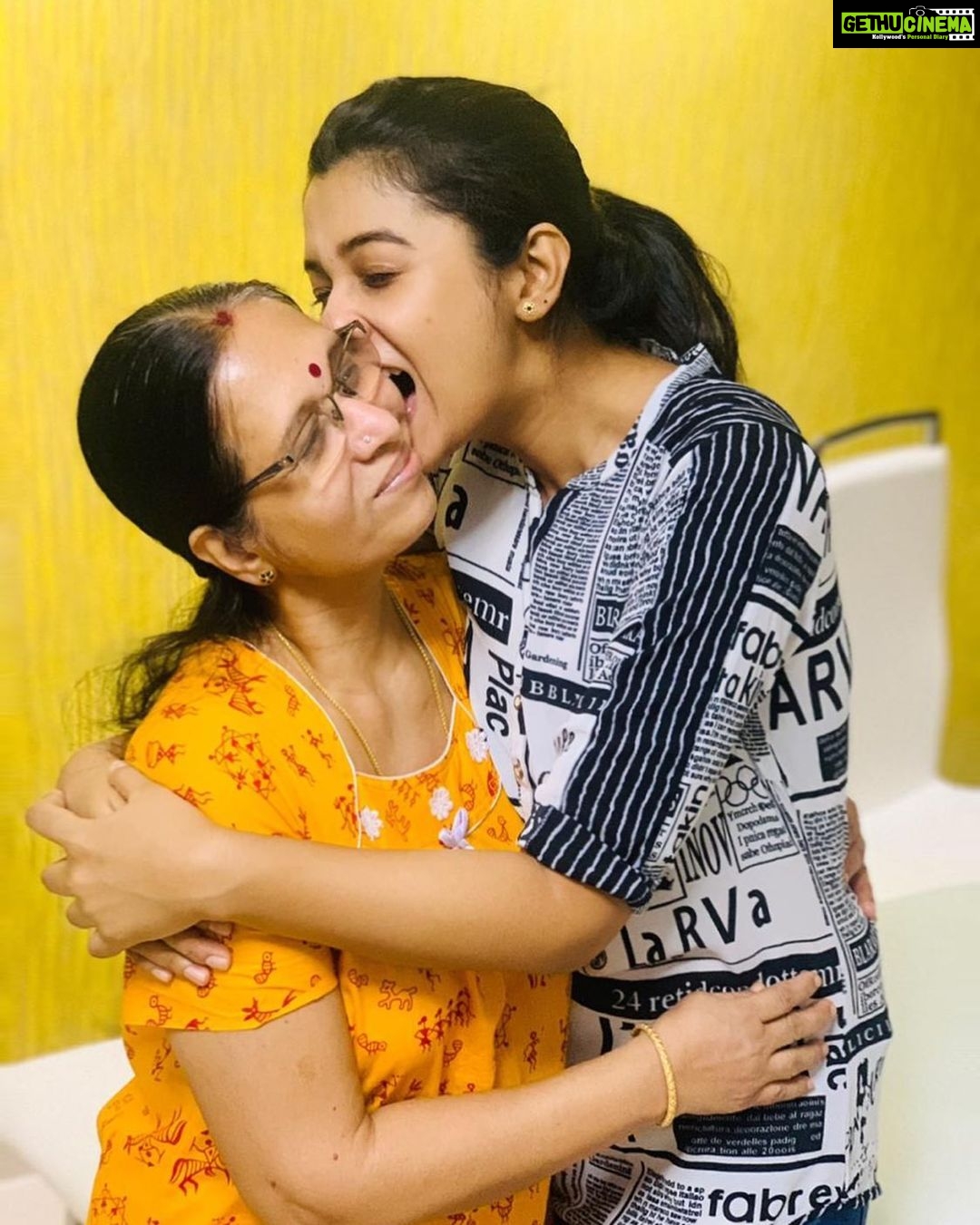 Priya Bhavani Shankar Instagram - In everyone’s own little fantasy world, there’s always a person who helps us keep grounded with reality and that is she to me. My Incredibly practical cool mother 🤗 i always ask her ‘நீ ஏன் பாப்பு அட்வர்டைஸ்மென்ட்ல வர்ற அம்மா மாதிரி behave பண்ண மாட்டேங்குற?’ my moral ethical check post ever since😀 happy birthday paapu❤️ we love you!