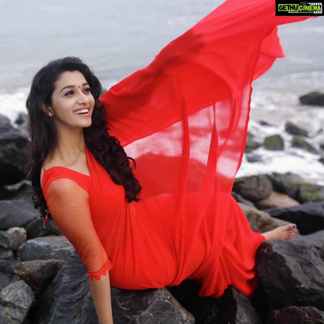 Priya Bhavani Shankar Instagram - Have been digging my abandoned iPad and so time for some pictures that never saw the light 😊 📸 @thshooter Saree @senthamaraigokulakrishnan