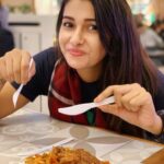 Priya Bhavani Shankar Instagram - Throwback to the happy face experimenting food! Never in my wild world, I imagined I would look back at this picture with such fond memories! 🙇🏻‍♀️