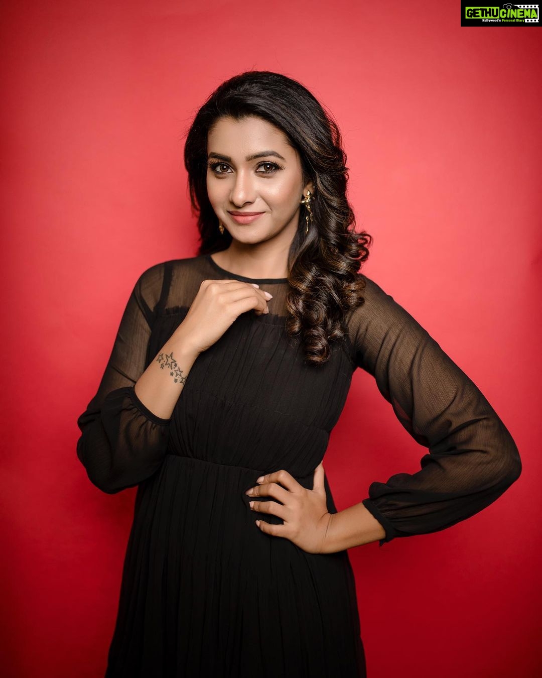 Priya Bhavani Shankar Instagram - It’s again black with @ashwin.thiyagarajan that affirms 😊 PC @kiransaphotography HMU @arupre_makeup_artist