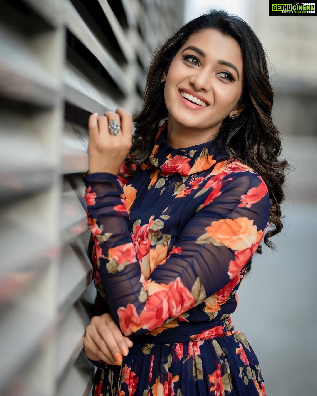 Priya Bhavani Shankar Instagram - Goals, Glow and Grind😇 wearing @ashwin.thiyagarajan ❤️ HMU @arupre_makeup_artist PC @kiransaphotography 🤗 #mafia #mafiapromotions #mafiafromfeb21