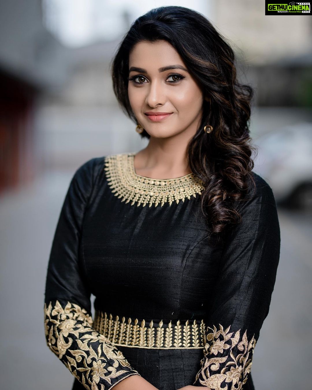 Priya Bhavani Shankar Instagram - @ashwin.thiyagarajan let me say for the umpteenth time, ‘you are love❤️’ ! And DO NOT stop making black for me ☺️ HMU @arupre_makeup_artist PC @kiransaphotography 🤗 #mafia #mafiapromotions #mafiafromfeb21