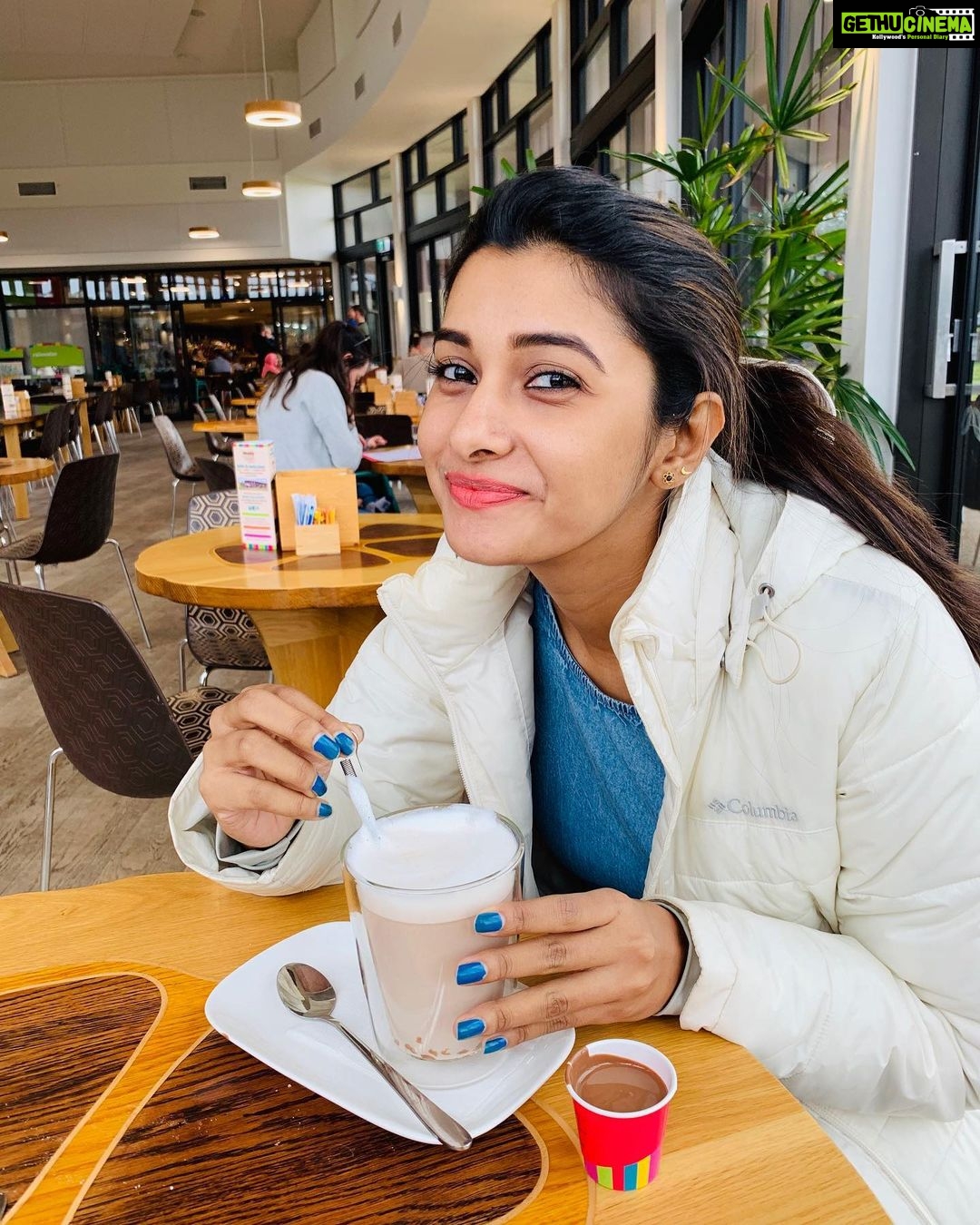 Priya Bhavani Shankar Instagram - Pic1 - At the best of my artistic abilities π Pic2 - never mind π€·π»ββοΈβΊοΈ