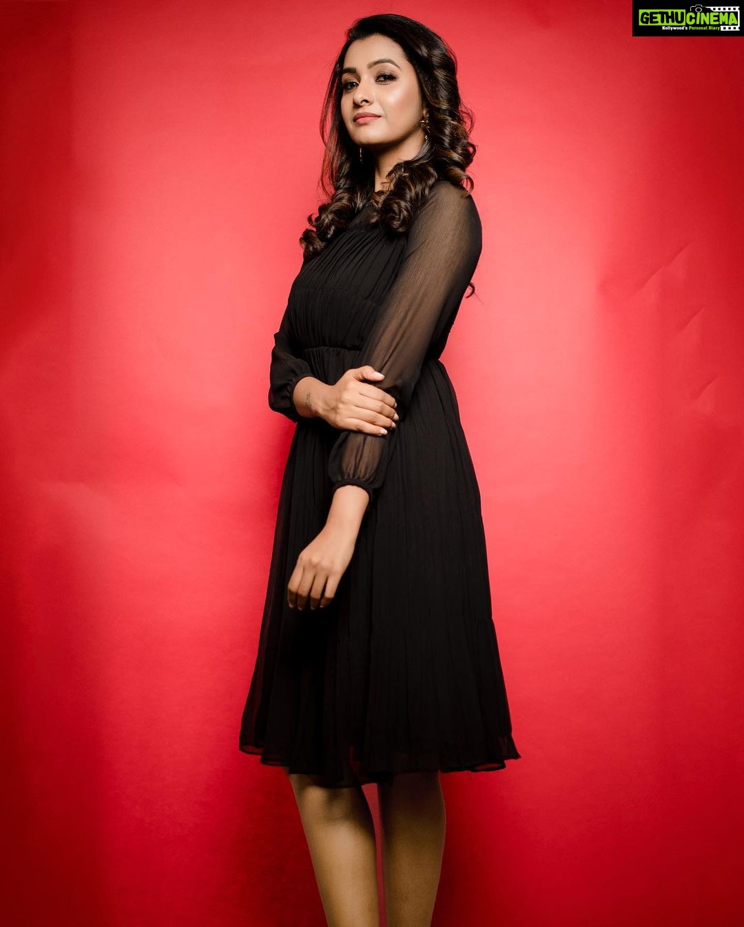 Priya Bhavani Shankar Instagram - It’s again black with @ashwin.thiyagarajan that affirms 😊 PC @kiransaphotography HMU @arupre_makeup_artist