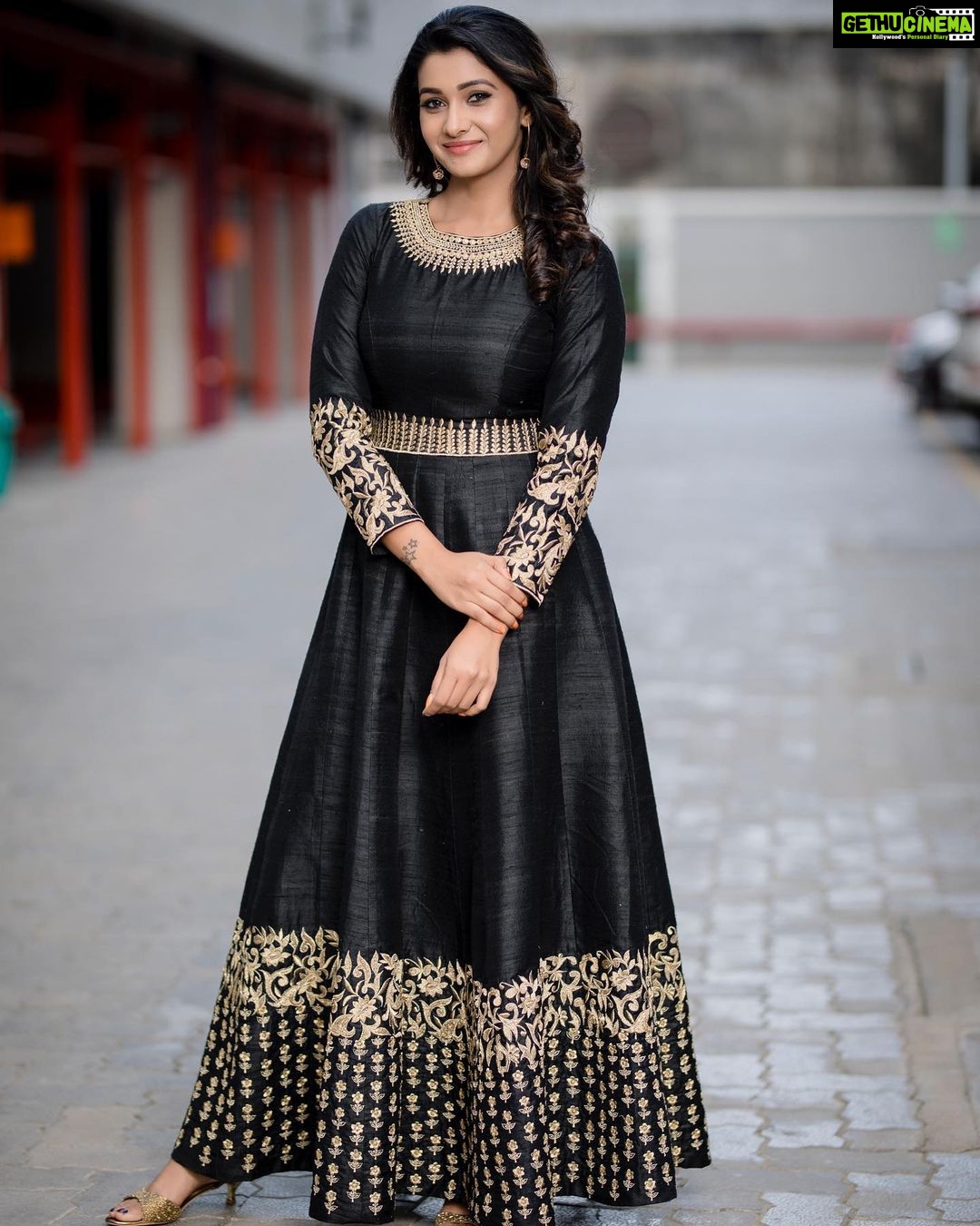 Priya Bhavani Shankar Instagram - @ashwin.thiyagarajan let me say for the umpteenth time, ‘you are love❤️’ ! And DO NOT stop making black for me ☺️ HMU @arupre_makeup_artist PC @kiransaphotography 🤗 #mafia #mafiapromotions #mafiafromfeb21