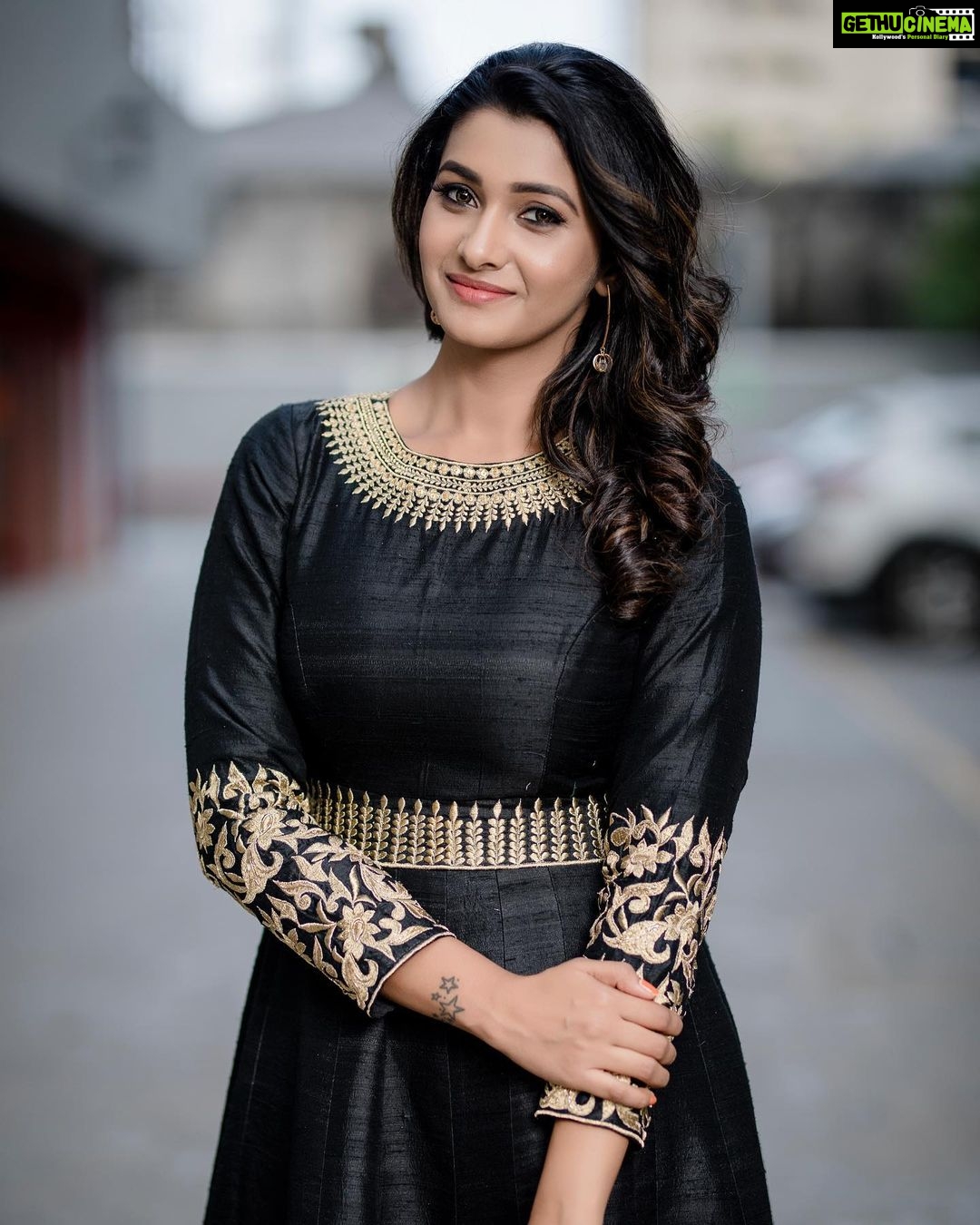 Priya Bhavani Shankar Instagram - @ashwin.thiyagarajan let me say for the umpteenth time, ‘you are love❤️’ ! And DO NOT stop making black for me ☺️ HMU @arupre_makeup_artist PC @kiransaphotography 🤗 #mafia #mafiapromotions #mafiafromfeb21