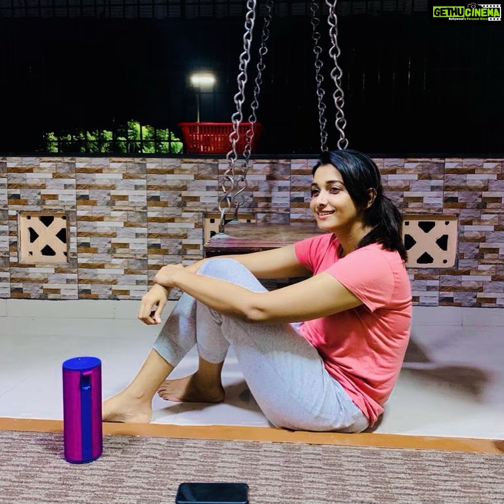 Priya Bhavani Shankar Instagram - Everything I love about my life☺️ home, music, food, love, friend, sea, breeze, moon ❤️ இன்றின் இப்போதின் இன்பம் யாவுமே நாளை ஓர் அர்த்தம் காட்டுமே 😊 midweek surprises☺️
