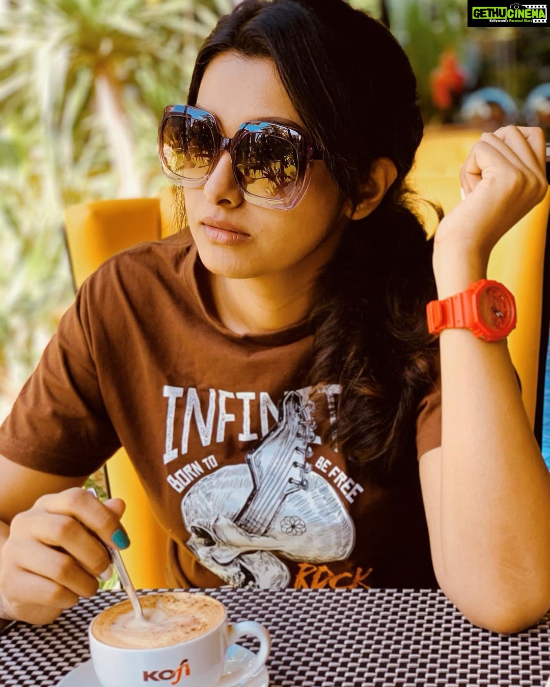 Priya Bhavani Shankar Instagram - ‘Coffee date’ never loses its charm 😊 over and over and over and over again. Places might vary but keeping up the ritual forever and ever☺️