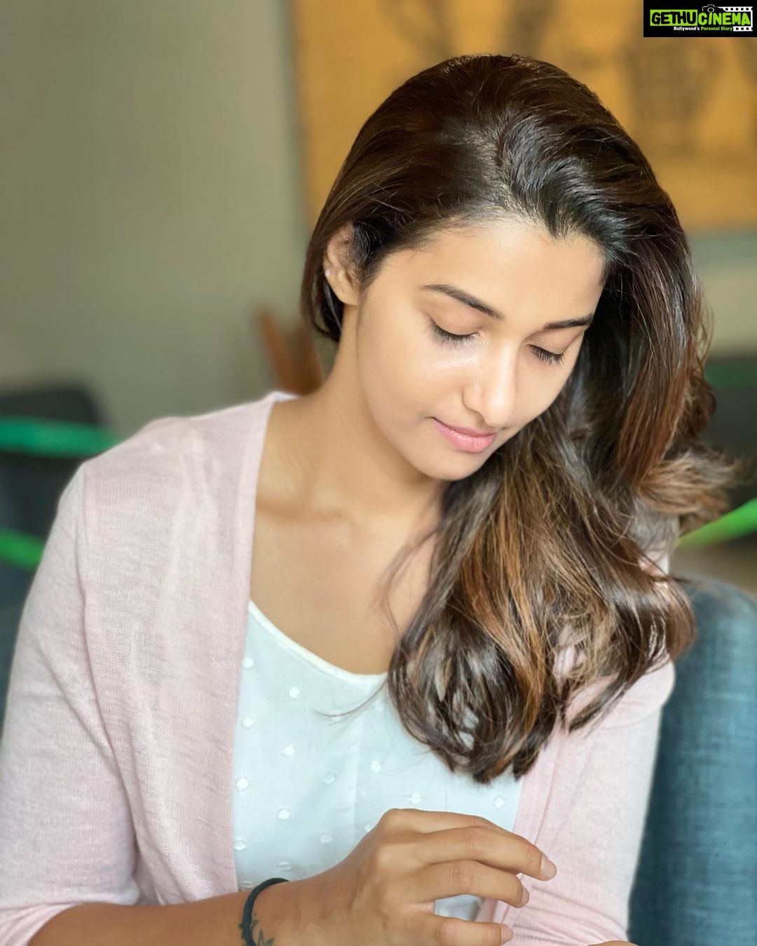 Priya Bhavani Shankar Instagram - Singing the song that sets the tone for this week πΆβΊοΈπ΅ Mondays are mood setters ππΌ