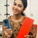 Priya Bhavani Shankar Instagram - Thats a brand new OnePlus7T ! Thank you team #OnePlus for sending across your latest model instrument and am Loving the triple camera!😊🤗 #OnePlus #OnePlus7T
